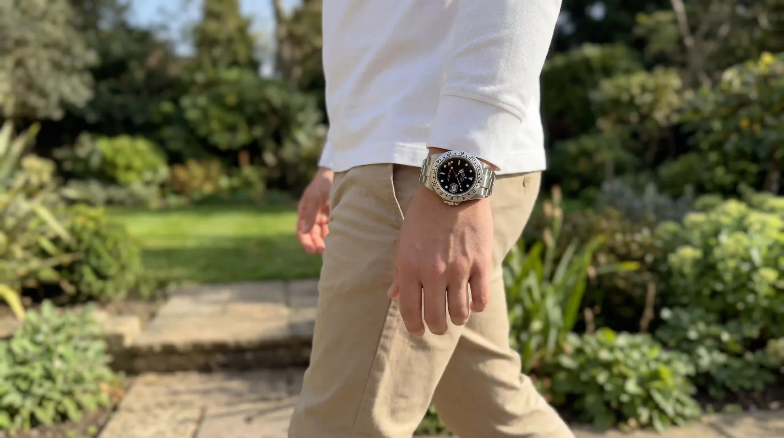 persona che cammina con un orologio al polso